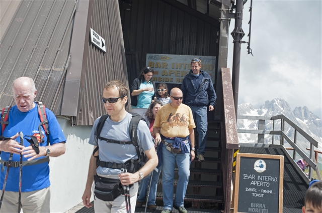 Parte del gruppo esce dal bar della funivia, a 2550 m di altitudine, per riprendere il cammino